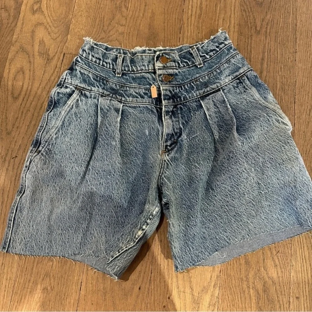 Lee Vintage 90's Pleated Denim High Waisted Shorts size 23